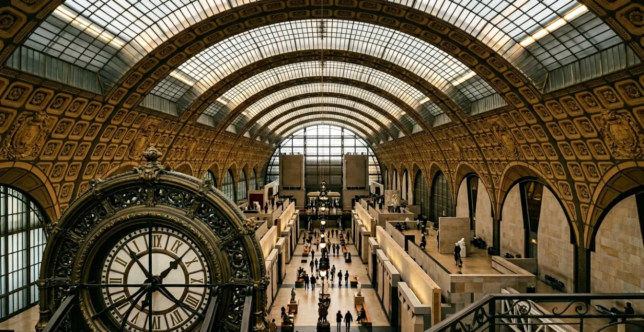 Vue panoramique de la grande verrière du musée d'Orsay depuis le 5ème étage avec l'horloge monumentale en premier plan