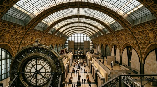 Vue panoramique de la grande verrière du musée d'Orsay depuis le 5ème étage avec l'horloge monumentale en premier plan