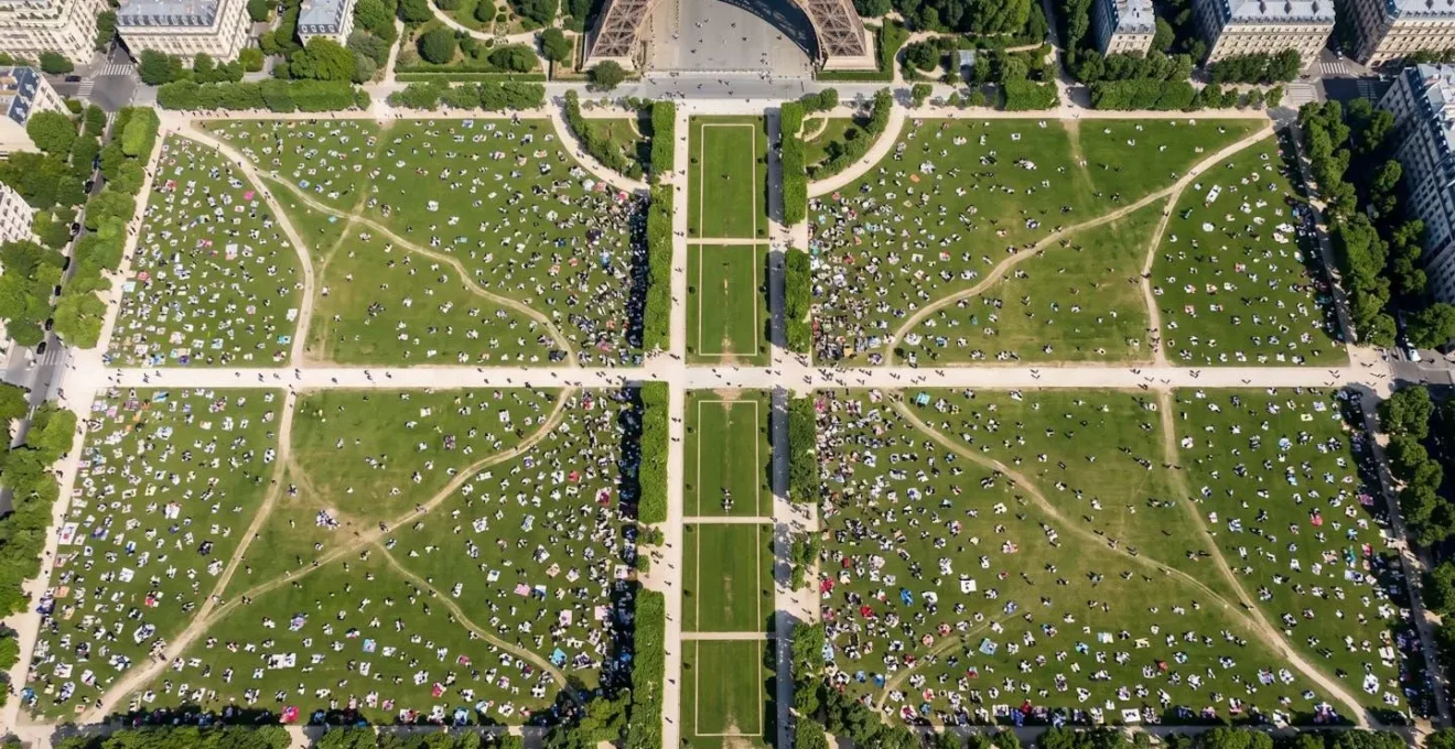 Vue aérienne du Champ-de-Mars montrant les différentes zones avec des groupes de pique-niqueurs