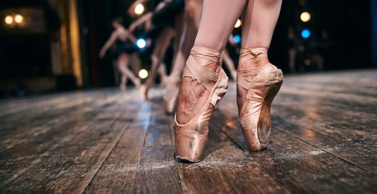 Vue latérale de danseurs de ballet classique sur scène montrant l'inclinaison caractéristique de la scène à l'italienne