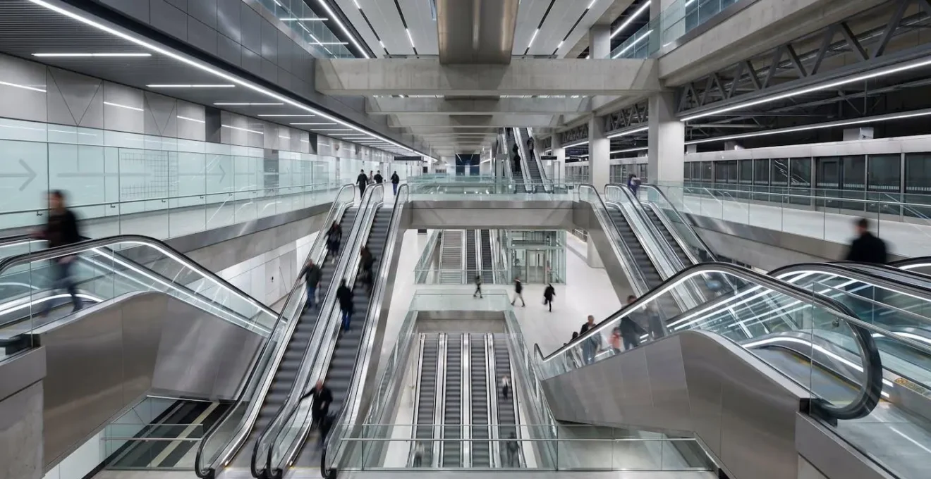 Vue architecturale de la station Châtelet avec ses multiples niveaux et escalators
