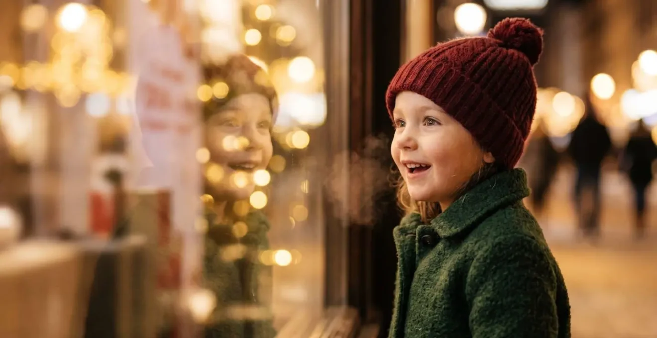 Vitrines illuminées des grands magasins parisiens en soirée d'hiver